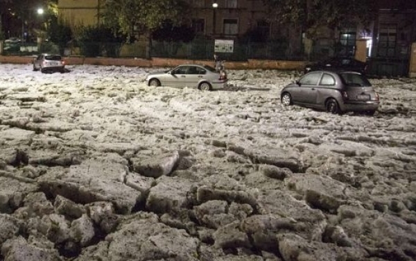 Εικόνες από... συντέλεια στη Ρώμη: Χαλαζόπτωση άνευ προηγουμένου, έπεσαν... βουνά χαλάζι
