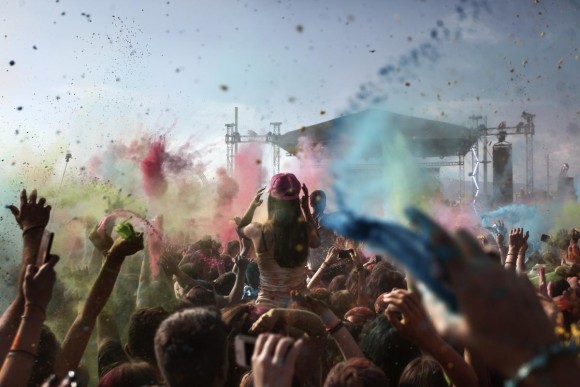 Colour Day Festival: Υπέροχες φωτογραφίες από τον ξέφρενο χρωματοπόλεμο στο ΟΑΚΑ