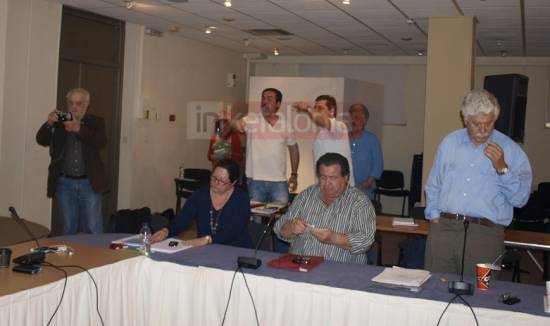 Μπουρλότο! Ένταση και διακοπή στο δημοτικό συμβούλιο