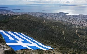 Σημαία 4.000 τ.μ. τοποθέτησε στον Υμηττό ο Δήμος Γλυφάδας (εικόνες)