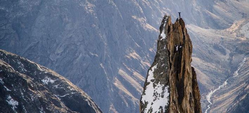 Ιλιγγος στα 3.000 μέτρα -Τολμηροί αναρριχητές σε κατακόρυφο βουνό [εικόνες]