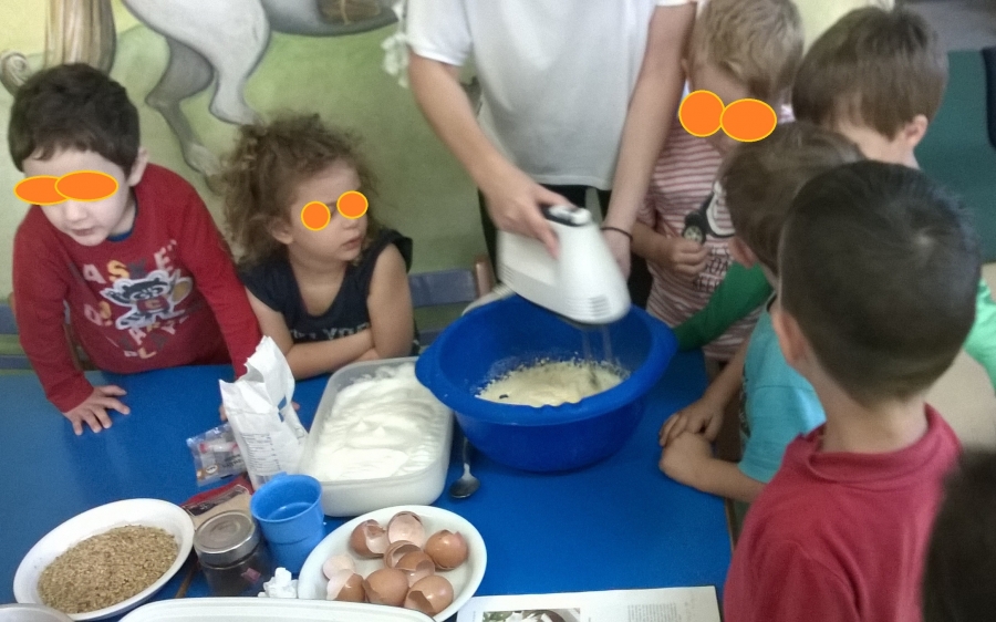 Τα παιδιά στο &quot;ΚΟΚΚΙΝΟ ΜΠΑΛΟΝΙ&quot; έφτιαξαν καρυδόπιτα