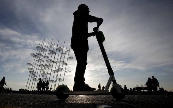 Αλλάζουν όλα με τα ηλεκτρικά πατίνια - Κράνη, ταχύτητα και ηλικία οδηγού