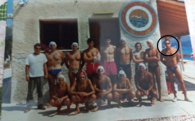 Στην εικόνα ο Γιώργος Κατσούλης είναι δεξιά στον κύκλο