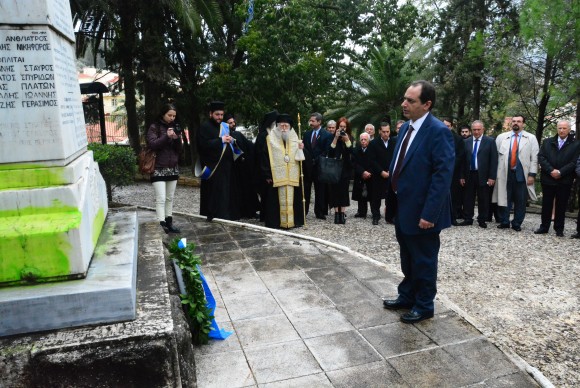 Η δοξολογία και οι καταθέσεις στεφάνων για την 25η Μαρτίου - Η κακοκαιρία ακύρωσε την παρέλαση στο Αργοστόλι (εικόνες)