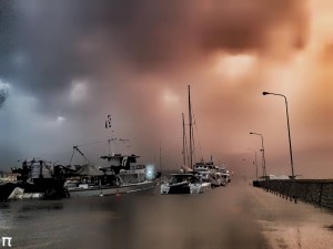 Σούρουπο στο λιμάνι της Σάμης εν μέσω καταιγίδας