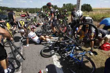Απίστευτο ατύχημα στον ποδηλατικό αγώνα Tour de France (εικόνες + video)