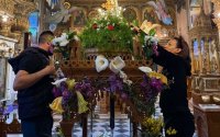 Ο στολισμός του επιταφίου στον Ιερό Ναό Αγίου Γεωργίου Δαυγάτων