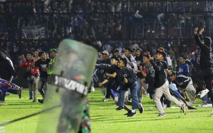 Εκατόμβη νεκρών σε καταστολή επεισοδίων μεταξύ οπαδών στην Ινδονησία (video)