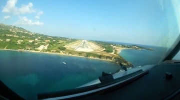 Προσγείωση στην Κεφαλονιά με θέα από το πιλοτήριο