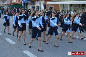 Η μαθητική παρέλαση και η κατάθεση στεφάνων στο Ληξούρι (εικόνες)