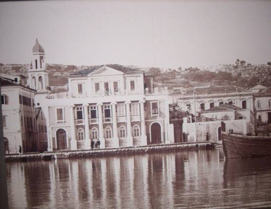 Ρετρό: Το κτίριο της Ιονικής Τράπεζας στο Αργοστόλι