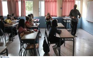 Πρόταση για συνεργεία εμβολιασμού έξω από τα σχολεία