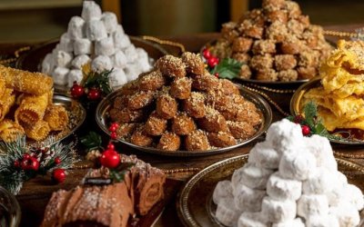 H Nιόβη Καμπίτση στρώνει το Χριστουγεννιάτικο τραπέζι (InKefalonia 89,2)