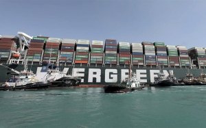 Διώρυγα του Σουέζ: Ετοιμάζονται να ξεφορτώσουν το ακινητοποιημένο Ever Given