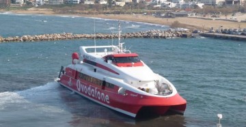 Καταμαράν προσάραξε σε βράχια στην Τήνο λόγω πυκνής ομίχλης