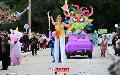 Σε αποκριάτικους ρυθμούς ο Πόρος – Κέφι, σάτιρα και δυναμική παρουσία κόσμου