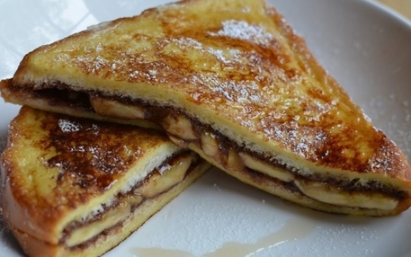 Το πιο εύκολο και γρήγορο γλυκό του χειμώνα: Τοστ με μπανάνες και σοκολάτα στο φούρνο