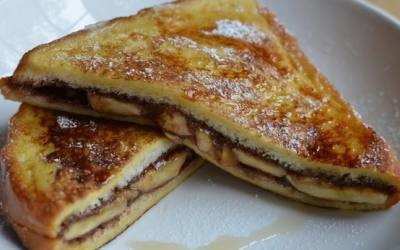 Το πιο εύκολο και γρήγορο γλυκό του χειμώνα: Τοστ με μπανάνες και σοκολάτα στο φούρνο