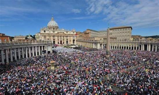 Πάνω από 150.000 πιστοί «πλημμύρισαν» το Βατικανό για την ομιλία του Πάπα