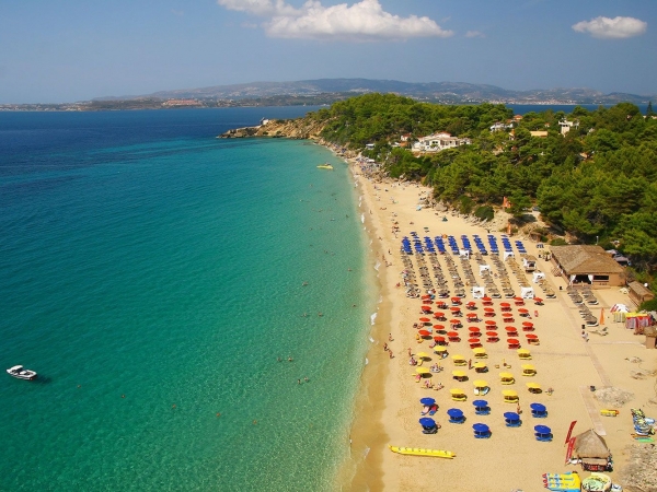 Ποιο είναι το κόστος για ένα μπάνιο σε 33 οργανωμένες παραλίες; Πόσο κοστίζουν οι ξαπλώστρες, οι ομπρέλες και ο καφές