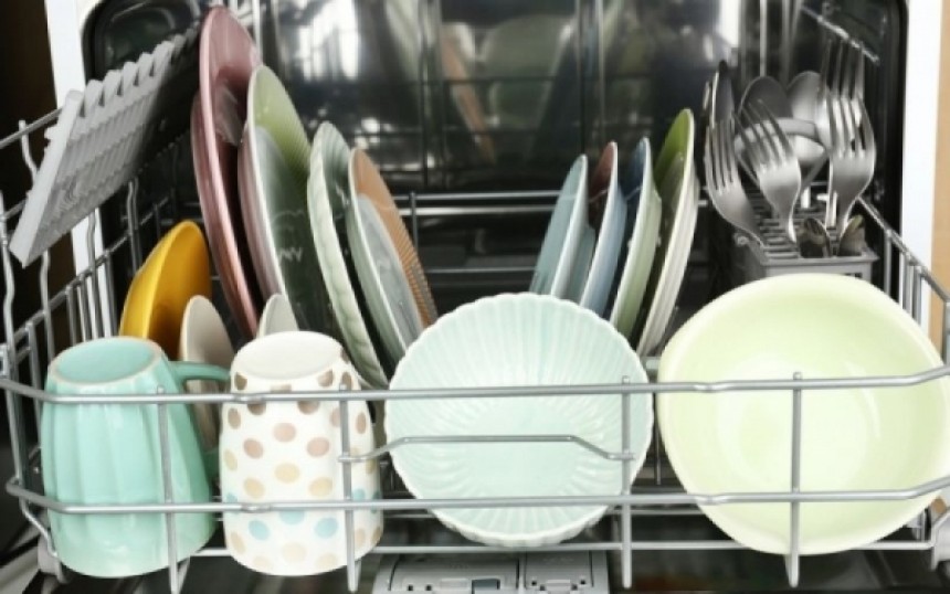 Τέσσερα διαφορετικά πράγματα που μπορείς να πλύνεις στο πλυντήριο πιάτων