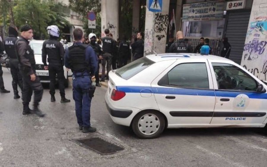 Κέντρο της Αθήνας: Αυτοκίνητο εμβόλισε περιπολικό – Πυροβολισμοί από τον αστυνομικό