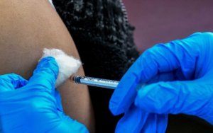 Εθνικό πρόγραμμα εμβολιασμών 2025: Τι αλλάζει με τα εμβόλια για γρίπη, κορωνοϊό, HPV και RSV