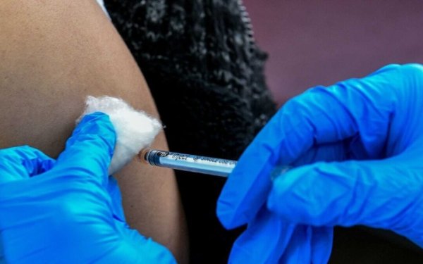 Εθνικό πρόγραμμα εμβολιασμών 2025: Τι αλλάζει με τα εμβόλια για γρίπη, κορωνοϊό, HPV και RSV