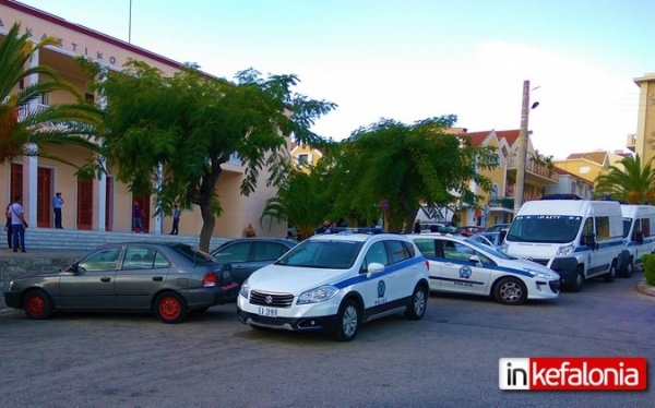 «Σκούπα» της Αστυνομίας στην Κεφαλονιά – Στον εισαγγελέα 12 άτομα για σύσταση δύο εγκληματικών ομάδων και διακίνηση ναρκωτικών (Ανανεωμένο - εικόνες)