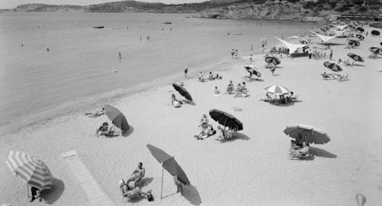 Ιστορική εικόνα από παραλία στη Γλυφάδα το 1957 !