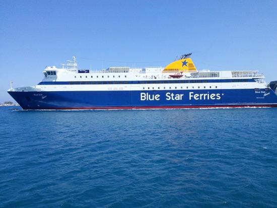 Το Blue Star Naxos προσέκρουσε στο λιμάνι της Τήνου!