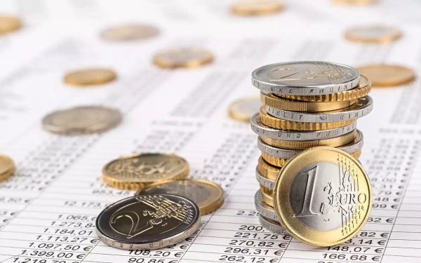 Ευρώ: Δυσοίωνες προοπτικές μετά την ανατροπή της κυβέρνησης στη Γαλλία