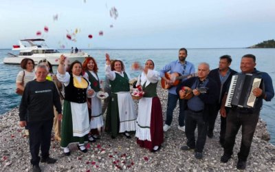 Ο «Πρόνησος» άνοιξε με καντάδες και παράδοση την τουριστική σεζόν στον Πόρο