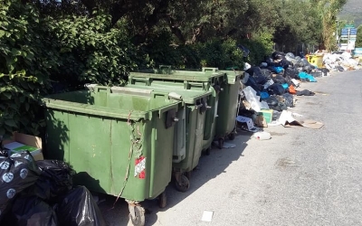 Ζάκυνθος - Σκουπίδια: Άδειοι οι κάδοι, γεμάτοι κεντρικοί δρόμοι (εικόνες)