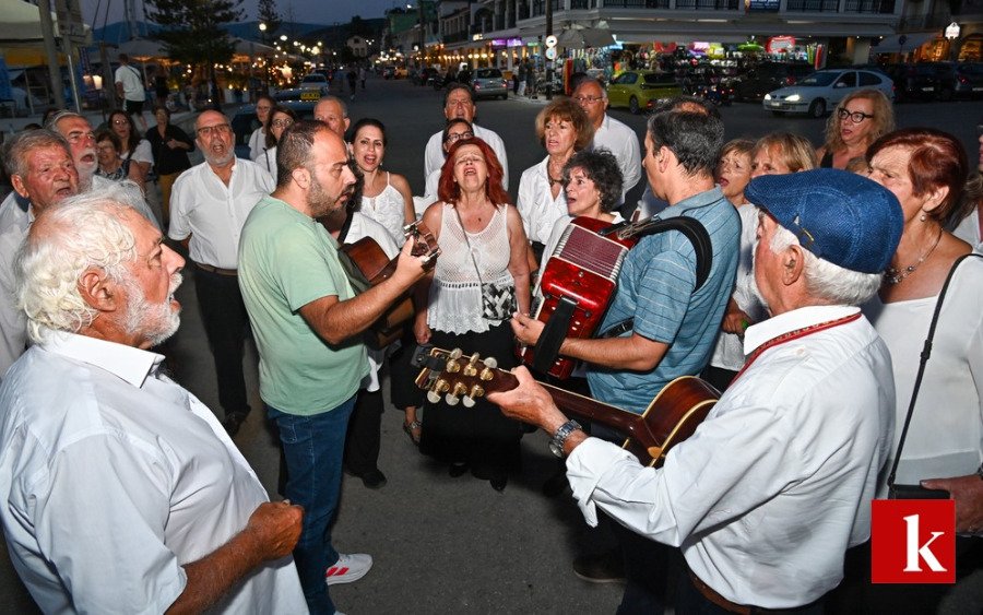 Η Μεικτή Χορωδία του Δήμου Σάμης πλημμύρισε με μελωδίες τους δρόμους της πόλης