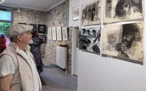 Κώστας Ευαγγελάτος: Συνεχίζεται η εικαστική έκθεση «Πόλεμος-Προσφυγιά» στην Κερατέα Αττικής