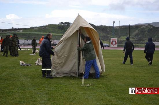 Δεκάδες σκηνές στο γήπεδο Ληξουρίου για την φιλοξενία των σεισμοπαθών (εικόνες)