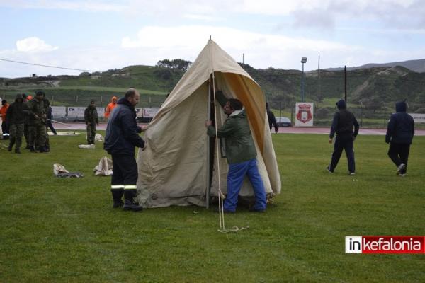 Δεκάδες σκηνές στο γήπεδο Ληξουρίου για την φιλοξενία των σεισμοπαθών (εικόνες)