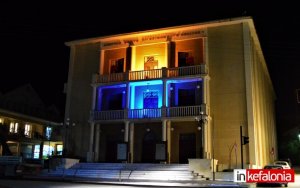 Δήμος Αργοστολίου: Σε χρώμα πορτοκαλί – μπλε το Δημοτικό Θέατρο – Μήνυμα για την Παγκόσμια Ημέρα κατά του Καρκίνου (εικόνες)