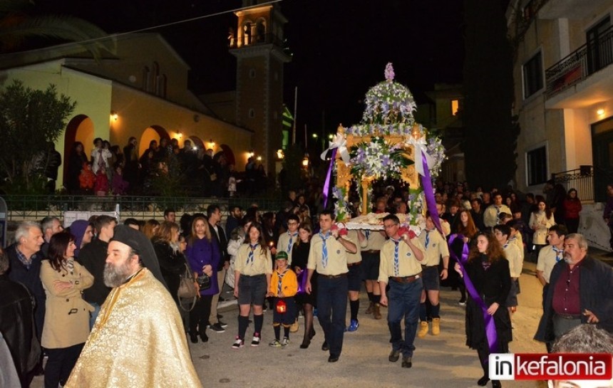 Πλήθος πιστών στο Αργοστόλι στην περιφορά του επιταφίου της Μητρόπολης (εικόνες + video)