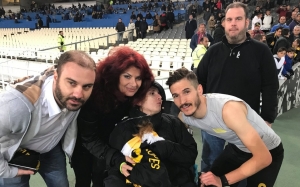 Η Μυρτώ της Πάρου στο ΟΑΚΑ, σε αναπηρικό καροτσάκι, μαζί με παίκτες της ΑΕΚ [εικόνες]