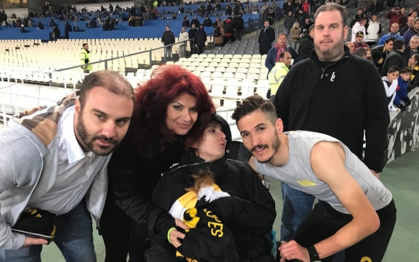 Η Μυρτώ της Πάρου στο ΟΑΚΑ, σε αναπηρικό καροτσάκι, μαζί με παίκτες της ΑΕΚ [εικόνες]