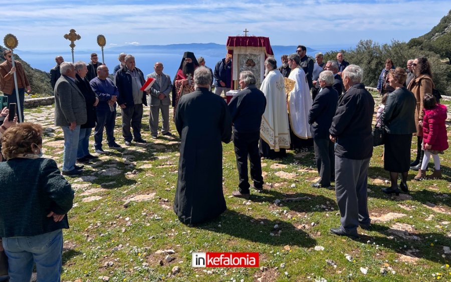 Ζωοδόχος Πηγή - Αργίνια: Εορτασμός με λαμπρότητα και θέα το απέραντο γαλάζιο (εικόνες / video)