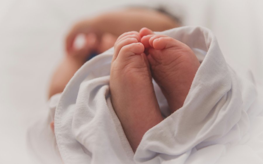 Σάλος με υπουργική απόφαση που αποκλείει τις μαίες από τους τοκετούς