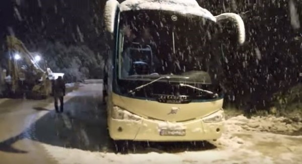Εγκλωβίστηκε λεωφορείο και στα Διβαράτα - Βίντεο απο την προσπάθεια απεγκλωβισμού