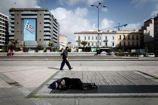 Η συγκλονιστική φωτογραφία με τον άστεγο της Αθήνας που κάνει το γύρο του κόσμου