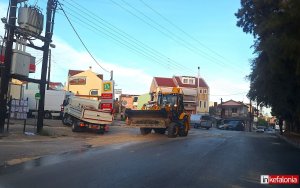 Κακοκαιρία - Αργοστόλι: Στους δρόμους μηχανήματα και υδροφόρες για τον καθαρισμό της πόλης από φερτά υλικά και λάσπες