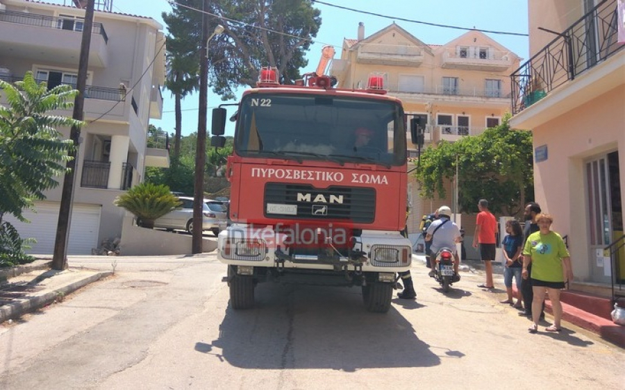 Φωτιά σε οικία στο Αργοστόλι – Άμεση η επέμβαση της Πυροσβεστικής (εικόνες)