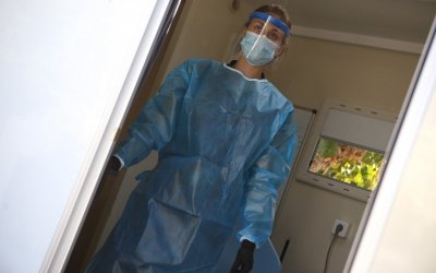 Πλαφόν και στις ιατρικές υπηρεσίες διενέργειας των τεστ μελετά η κυβέρνηση